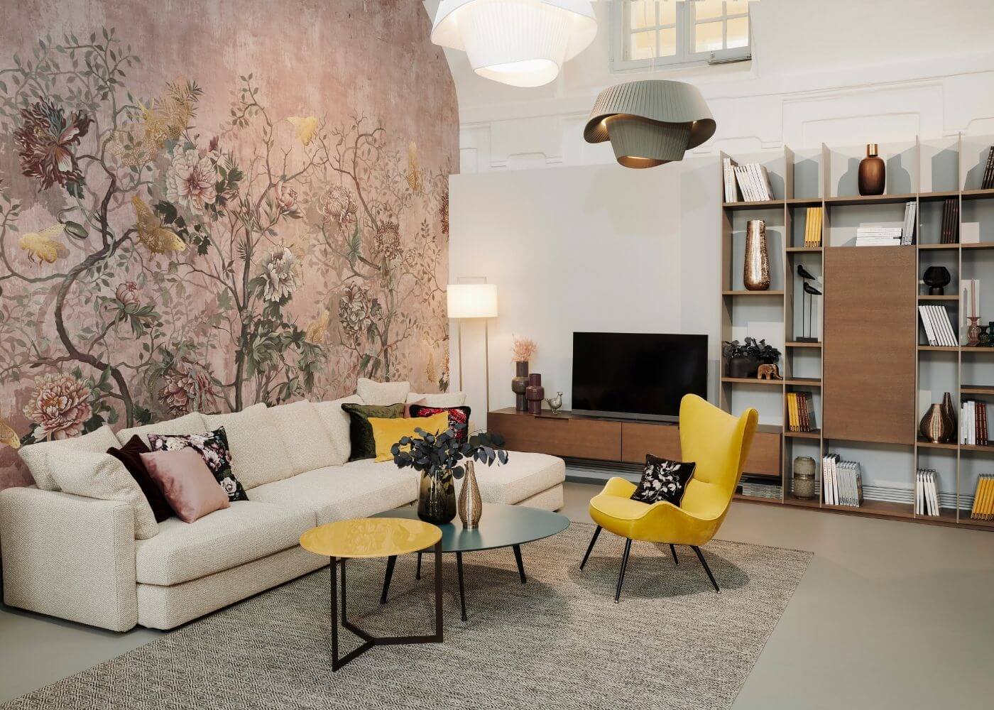 Schauraum des Wohnatelier im Schlossquartier in Eisenstadt mit stilvollem Wohnzimmer-Design, Wandgestaltung, Sofa und modernen Wohnideen