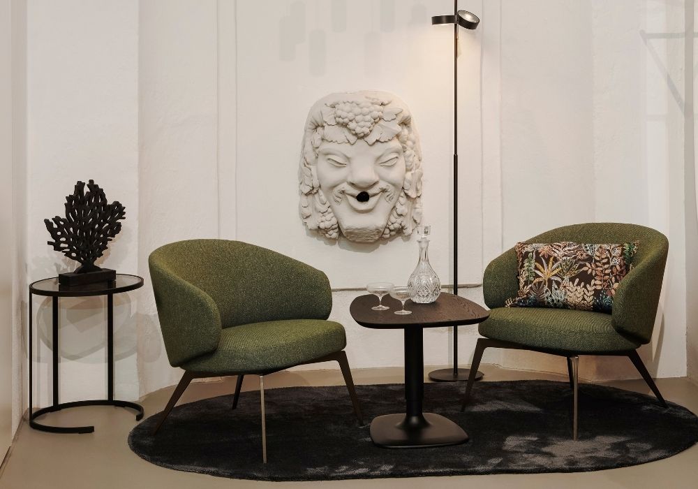 wohnatelier-im-schlossquartier-kontakt Moderne Küche mit weißer Kochinsel, grünen Regalelementen und stilvollen Dekorationen – Wohnatelier im Schlossquartier in Eisenstadt