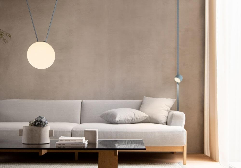 Heller Wohnbereich mit minimalistischer Einrichtung und stilvoller Lichtplanung vom Wohnatelier im Schlossquartier Eisenstadt